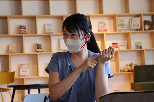 仕事について真剣に語る杉山さん