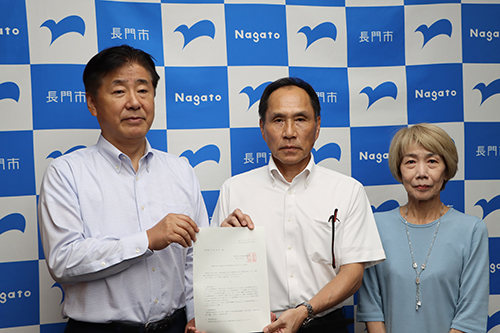 「長門市における適正な下水道使用料のあり方について」の答申書が江原市長に渡されました