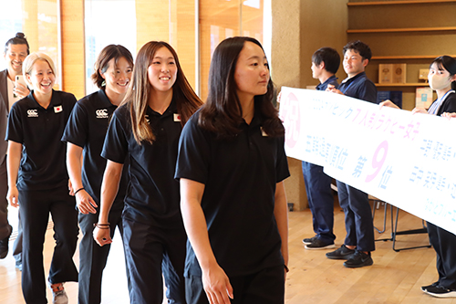 7人制ラグビー女子日本代表選手がパリ五輪での活躍を、江原市長に報告しました