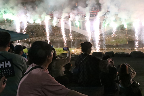 盆踊りのほかに灯ろう流しや仕掛け花火など湯本温泉街がお祭り雰囲気に包まれました