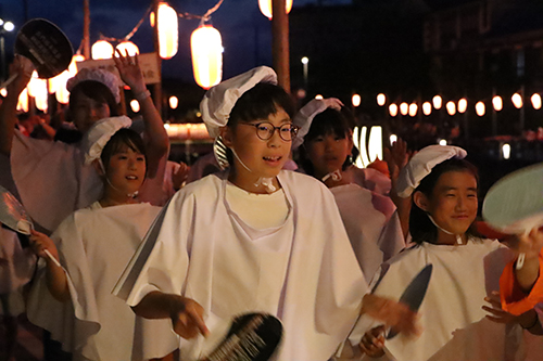 盆踊り大会では大きな掛け声をあげ、踊りました