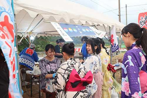 地元の皆さんによる夜店やキッチンカーなどが並んだ