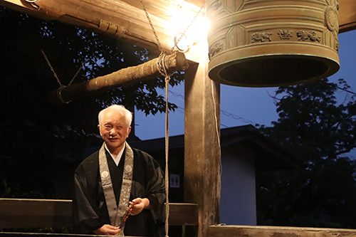 地域住民が世界平和を願って福正寺の鐘を鳴らしました