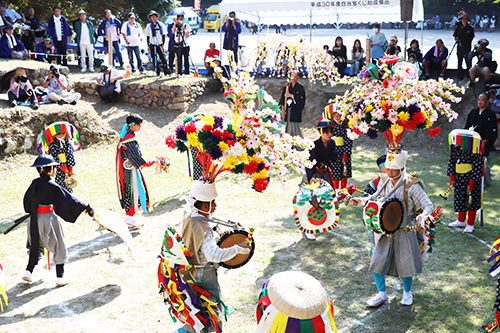 楽桟敷で楽踊り、湯本南条踊が奉納された