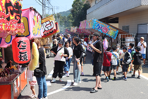 露店が立ち並び、家族連れや子どもたちでにぎわった