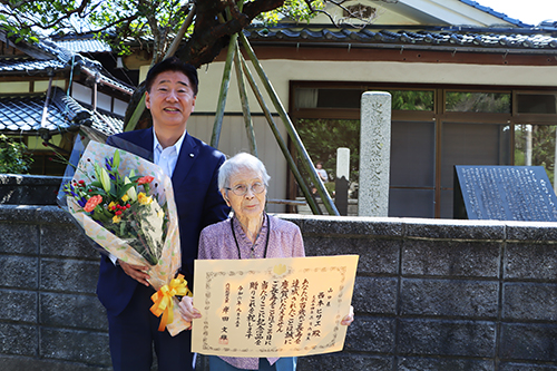 西本ヒサエさんの自宅を江原市長が訪問し、長寿を祝いました
