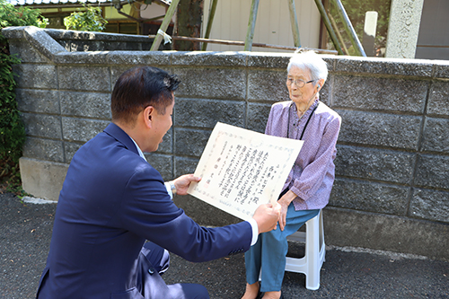 お祝い状と花束などが手渡され、お祝いの言葉が贈られました