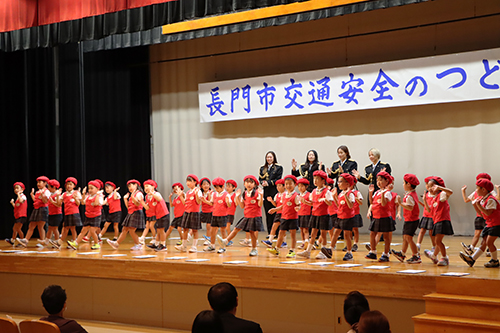長門市中央公民館の大講堂で、長門市交通安全のつどいが行われました