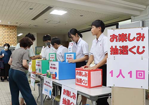 深川中学校の生徒らがボランティアとして参加