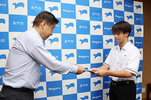 江原市長から激励費が手渡された