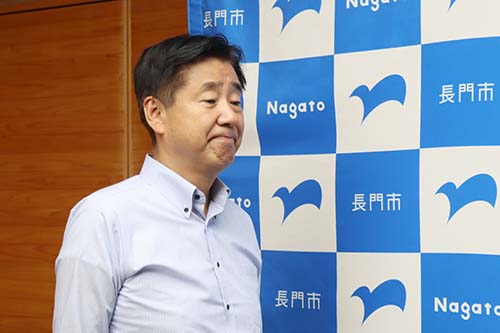 激励する江原市長
