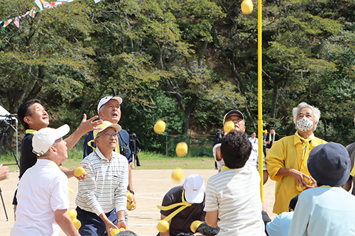 玉入れや障害走、昼食前には俵山温泉ばやしを踊りました