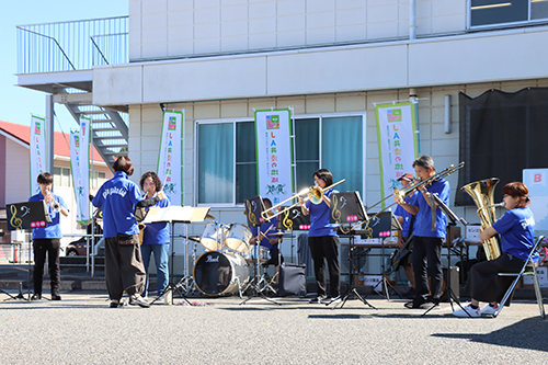 オープニングを飾る吹奏楽「楽々団」