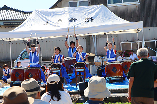 ステージ演奏では、和太鼓や軽音楽、ひょっとこ踊りなどがありました