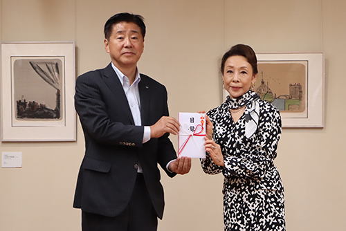 中尾彬さんが所有していた、香月泰男作品の受贈式が行われました