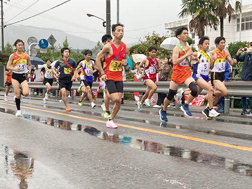 三隅中学校前を15チームが一斉にスタート