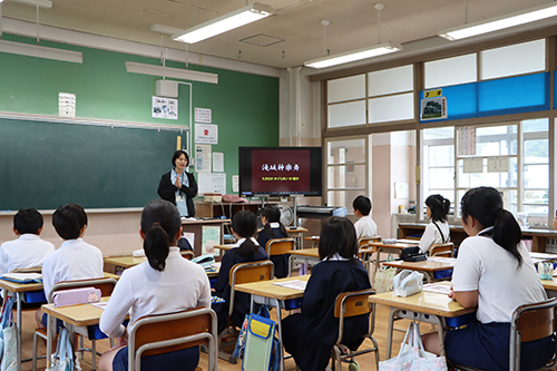 三隅公民館職員による滝坂神楽舞の紹介