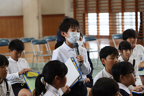 体験を終え、児童から滝坂神楽舞に関する質問がされました