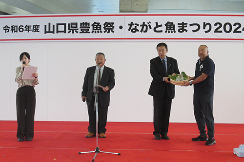 ながと魚まつりで山口県漁業協同組合長門統括支店の南野市治運営委員長より、旬宣言の発令が行われました
