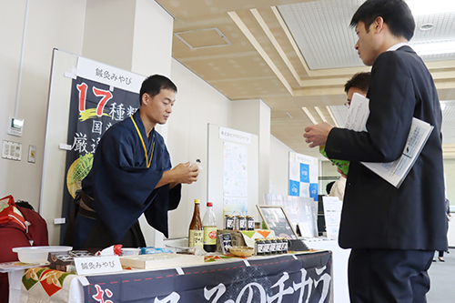 試食など、新商品をPR
