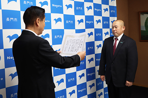 江原市長が明治安田生命保険相互会社へ感謝状を贈呈しました