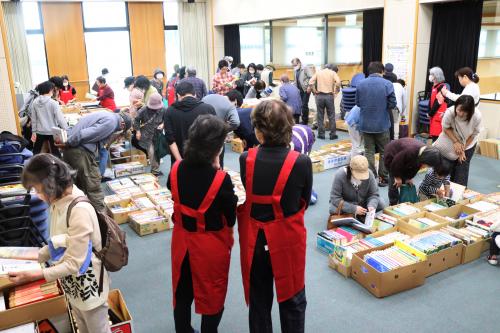 人気の古本市は多くの人でにぎわった