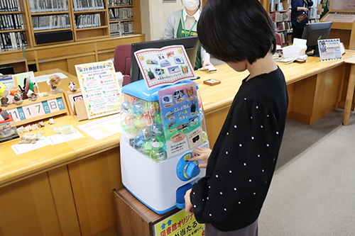 館内には図書館シールガチャが登場