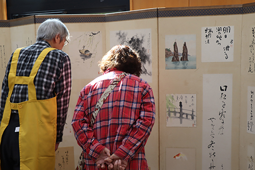 橋長旅館にあった画家、俳人、役者等の作品を貼った六曲一双の屏風