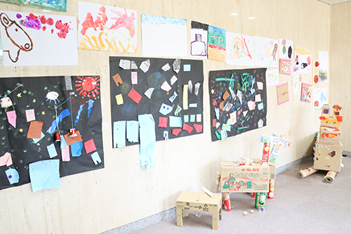 きらり（放課後デイサービス）に通う子どもたちの作品も展示された