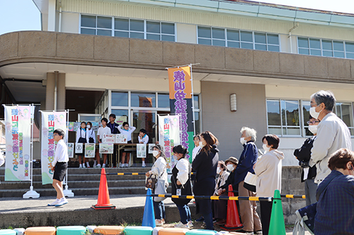俵山小学校の児童らが育てたもち米が販売され、開始前から列が