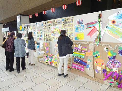 ロビーには、地域活動支援センターの作品が掲示