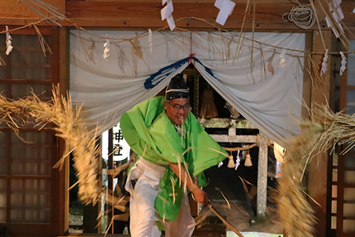 三隅滝坂地区の黄幡社で、滝坂神楽舞が奉納されました