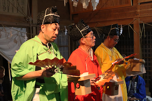 舞台を祓い清めるために米が撒かれる「参舞」