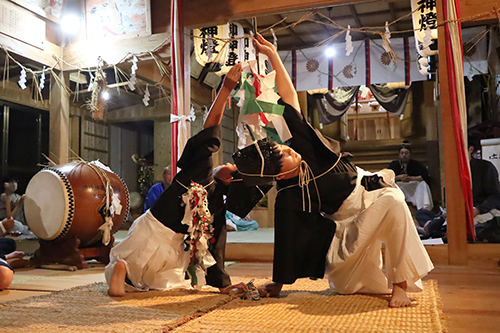 地元の子どもたちによる「幣四天」