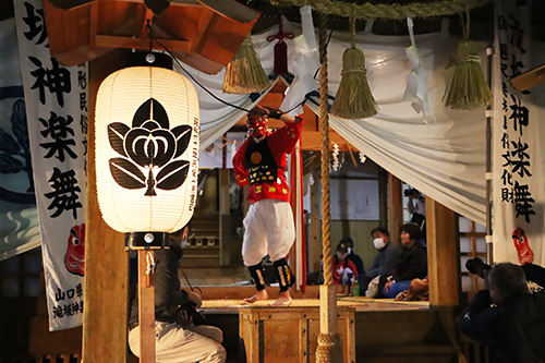 神様に不幸を祓って、幸福を呼び寄せてもらうために神楽を舞います