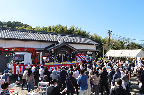 記念祭ではやきとりやフランクフルト、から揚げなどが販売されたり、余興、餅まきが行われました