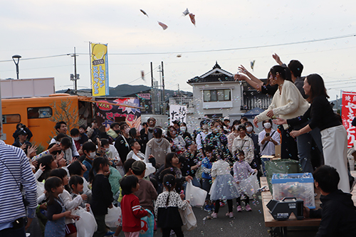 イベントの最後のお菓子まき