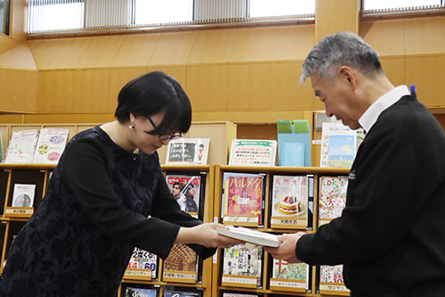 長門市立図書館へ手がけた作品2冊を寄贈