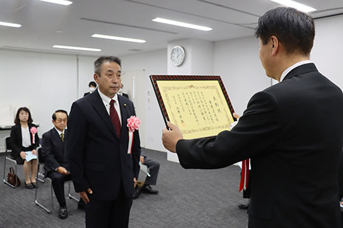 受賞者一人ひとりに賞状が手渡された