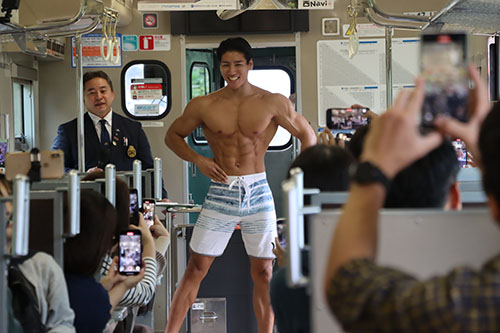 電車内ではボディビルコンテストが開催