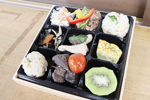 沿線市町の特産品が使用された「マッスル駅弁」