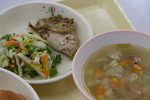 市内の全小中学校で「志麻さんフレンチ給食」が提供されました