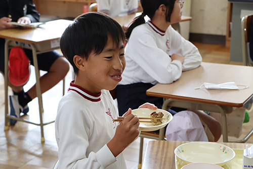 普段とは異なる特別な給食を喜んでいました