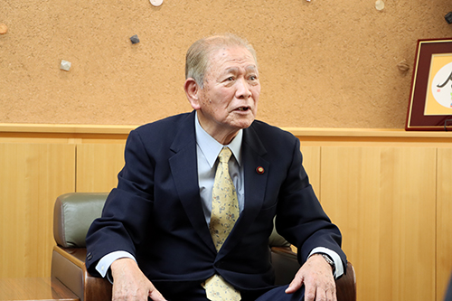 「これからも長門市政のために、微力ではありますが一生懸命努力してまいります」と話す沓野さん