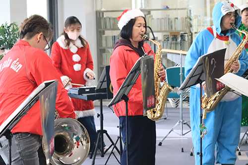 楽々団による演奏の様子