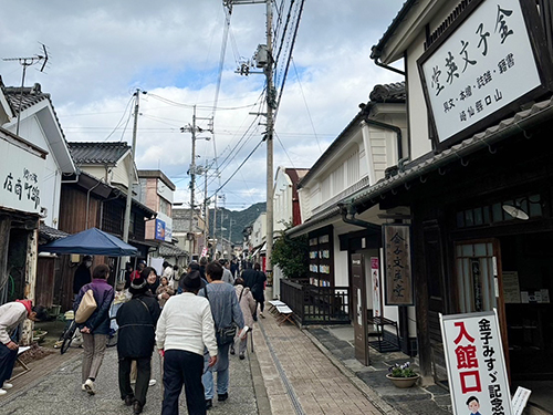みすゞ通りには多くの人でにぎわった