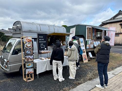 キッチンカーなども出店