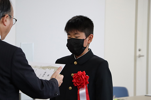 自由詩の部では浅田小学校の轟木一歩さんが大賞に選ばれました
