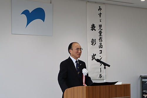 「どの作品も大変すばらしいものでした」と話す伊藤教育長