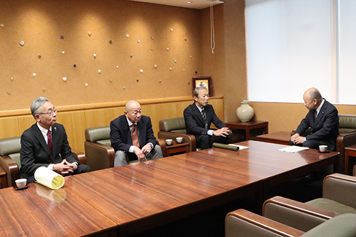 市長に代わり大谷副市長が受賞の報告を受けました